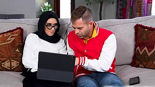 Hijab Arab lady received a warm load of jizz first time