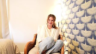 Amateur webcam girl masturbate big dildo