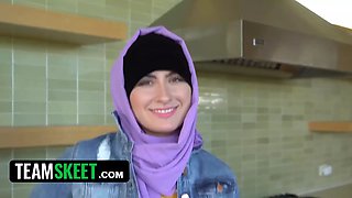 Arab slut with hijab milks for her bf and then gets on her knees & gulps his manhood
