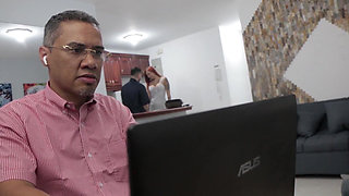 The Cuckhold, the Plumber Seduce My Wife with His Huge Tool, Michelchica, Fermaxwellx