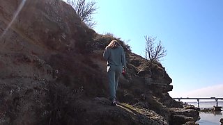 Girl flashes body in public and fucks with BF on the rocks