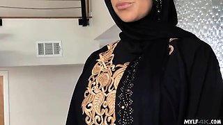 Muslim wifey takes the it guy's dick