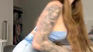 Adrianna Savus beefy figure spreading in a exercise is super molten hardcore