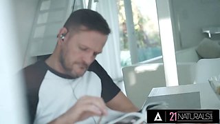 Twenty-one naturals - playfull girlfriend pulvarized anally by huge cock