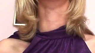 18yo Mia Hilton gapes and wanks her perfect pussy