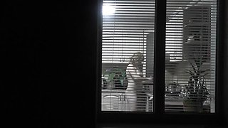 Neighbor Peeping Tom Spies on Nude MILF Preparing Dinner