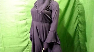 Indian housewife Desi-Queen1 gets stroking and chatting dirty in the bedroom