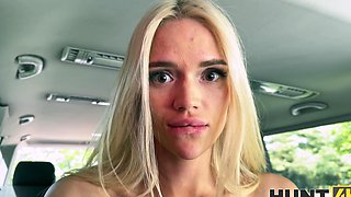 Hot babes Era Queen and Charlie Dean in a car scene