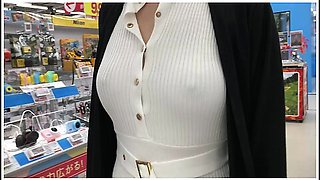 個人撮影巨乳熟女にヒタッと白ワンヒてノーフラ散歩お買い物ホッチか Japanese/hentai/asian/milf/step Mom/big Tits/日本人/熟女/巨乳/素人/潮吹き