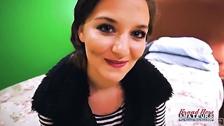 Bouncy beauty at slim scene