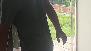 Vendiendo Cuadros Me Encuentro Con Una Cachonda Latina Que Me Paga Con Una Dura Y Rica Follada Por Su Latino Culo.