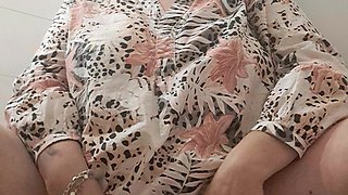 Stepmother Tastes the Fingers Stuck in Her Pussy