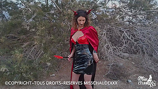 🇫🇷 Misschaudexxx, solo halloween, I finger myself and make myself in public