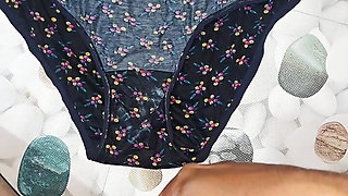 Cumshot💦 on aunty's panties