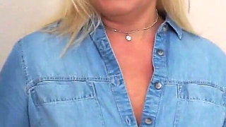 Horny Mature MILF Francesca Kitten Rubs Her Mature Pussy in Bed