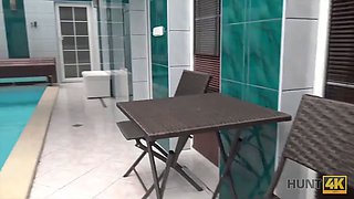 Hunt4k. aventuras sexuales en una piscina privada