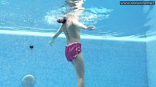 Indescribable Lady Dee - juicy body porn - Underwater Show