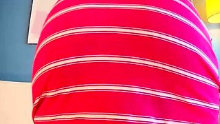 Sensual mulher revela segredos em mini vestido sem