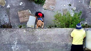 un voyeur espionne un couple baiser