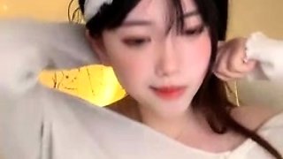 Amateur Asian teen sucks a big cock