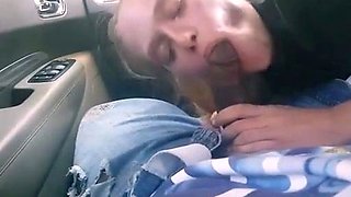 AMATEUR BLONDE SUCKING A BIG BLACK COCK IN A CAR