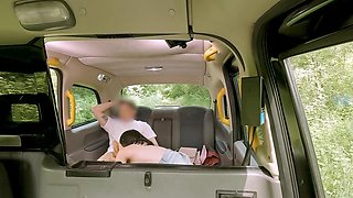 Raven-haired slut Areta Ridera gets banged in the taxi