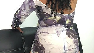 My girlfriend sends me a video showing me her ass in a short suit.