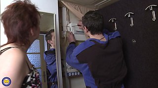 Housewife Marlen Has An Electrician Over At Home - MatureNl