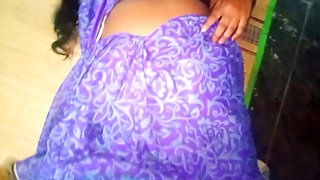 Desi sary aunty big boobs pressing in man