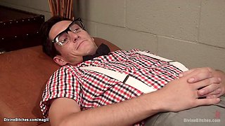 Ebony makes cuckold sucking cock