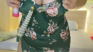 The Chinese Employee Was Invited by a Young Customer to Receive