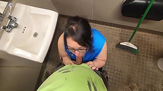 Teen 18+ Employee Wants A Quickie While On Lunch Break
