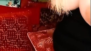 Amateur blonde babe masturbates on cam