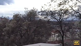 Hunt4k. rothaarige für geld vor ihrem freund gefickt