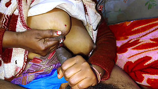 Priya bhabhi apne devar ke lund pe big boobs se dudh nikal ke handjob kiya aur chut me apne chudai karwa liya(Indian sexy video)