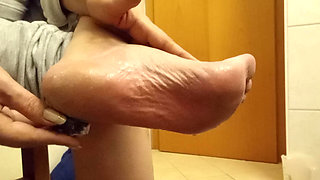 Slippery soles close-up - totally sexy & pure!