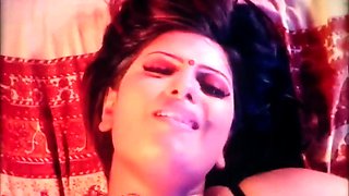 Voluptuous Indian lady seduces a guy to satisfy her needs