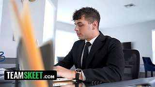 She wants to change her life, so she let her manager give her a cum inside