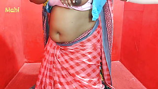 Homemade Tamil Mahi aunty showing boobs and pussy in sareee also Fingering and moaning so hot...