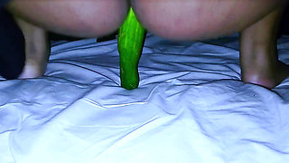 desi hot girlfriend sex with cucumber when boyfriend coming late