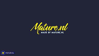 Dee Melons Is A Curvy Big Natural Tits Mom That Loves To Get Her Shaved Pussy Wet By Herself