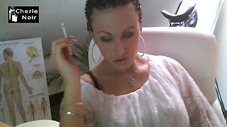 Lady whit lengthy nails smoke