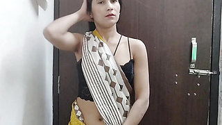 Aunty ko saman dene ke bahane pel diya