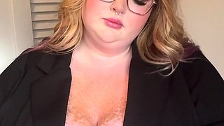 Australian BBW with big boobs gives blowjob