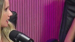 Podcast Turns Suruba! 4 Fucking Hotties, Suck Pussy, Play with Vibrators and Cum Shamelessly Together!