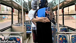 Murid sekolah murid nakal ini muasin dirinya sendirian di dalam bus starnger!