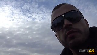 Hunt4k. a la pelirroja le gusta dar sexo por dinero frente a su novio
