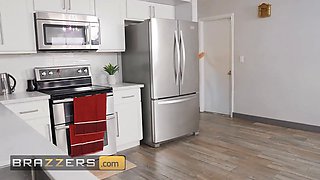 (Oliver Flynn) accidentally finds (Dee Williams) in the kitchen she surprises him with assfucking - brazzers