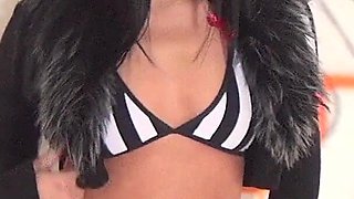 Solo Pee Girls Naomi Top Model with Epic Butt