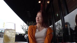 色気漂う美人妻が電マ責めクンニで感じてディープスロートフェラ